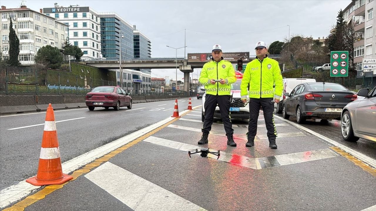 Kadıköy'de Dron Destekli Trafik Denetimi: 8 Sürücüye 7 Bin 944 Lira Ceza