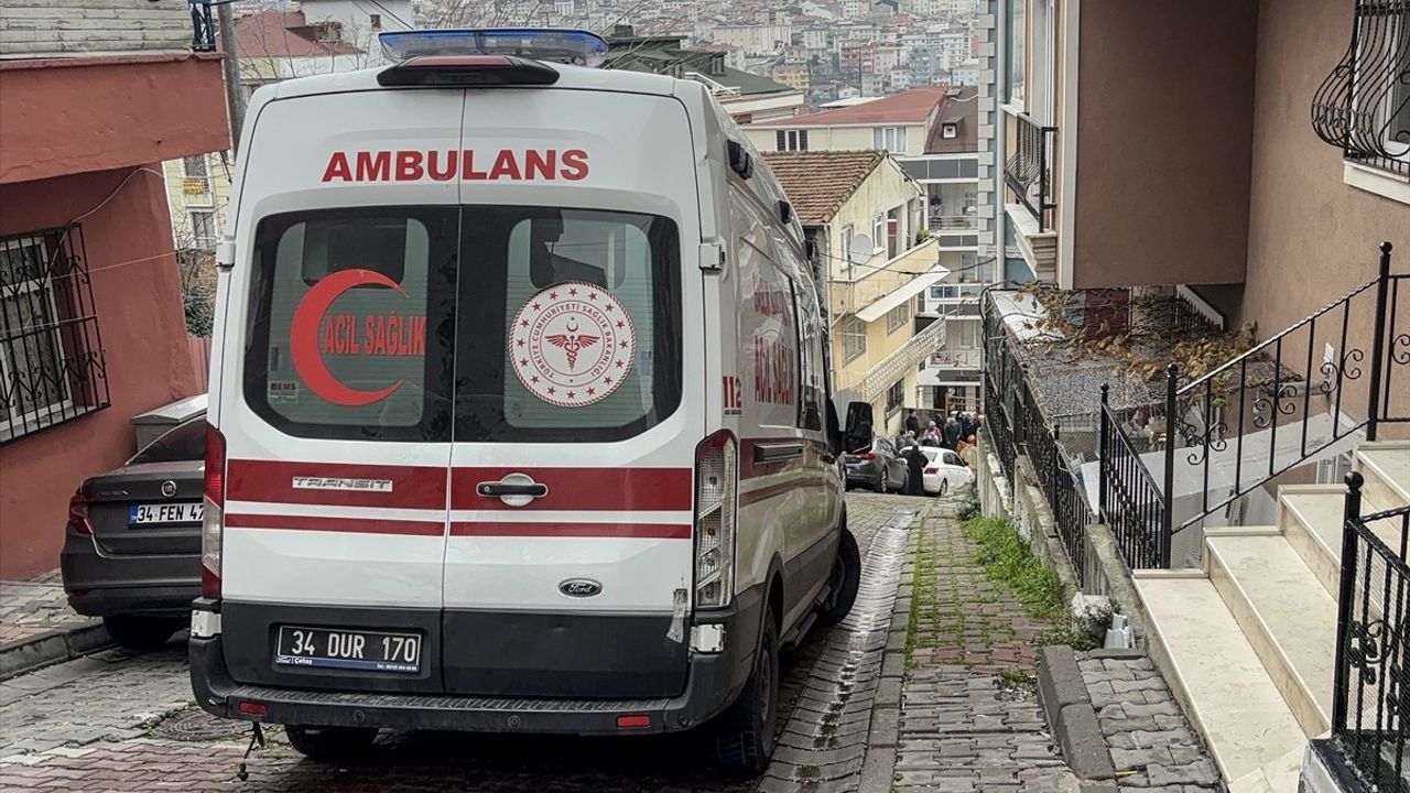 Kağıthane'de Bahçe Duvarına Çarpan Otomobilin Sürücüsü Hastaneye Kaldırıldı