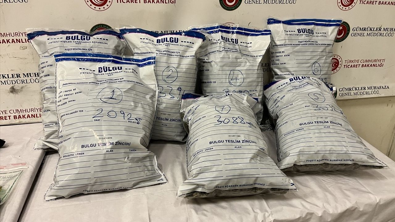 Kapıkule Sınır Kapısı'nda İki Ayrı Operasyonda Ruhsatsız Tabanca ve Uyuşturucu Ele Geçirildi