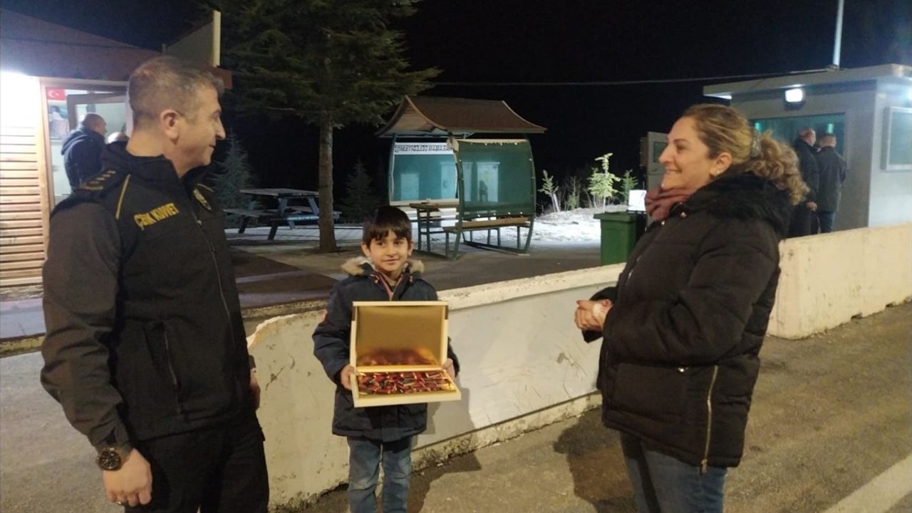 Karaman'da Öğrenci Yaman Yücel Metin, Polislere Yılbaşı İkramında Bulundu