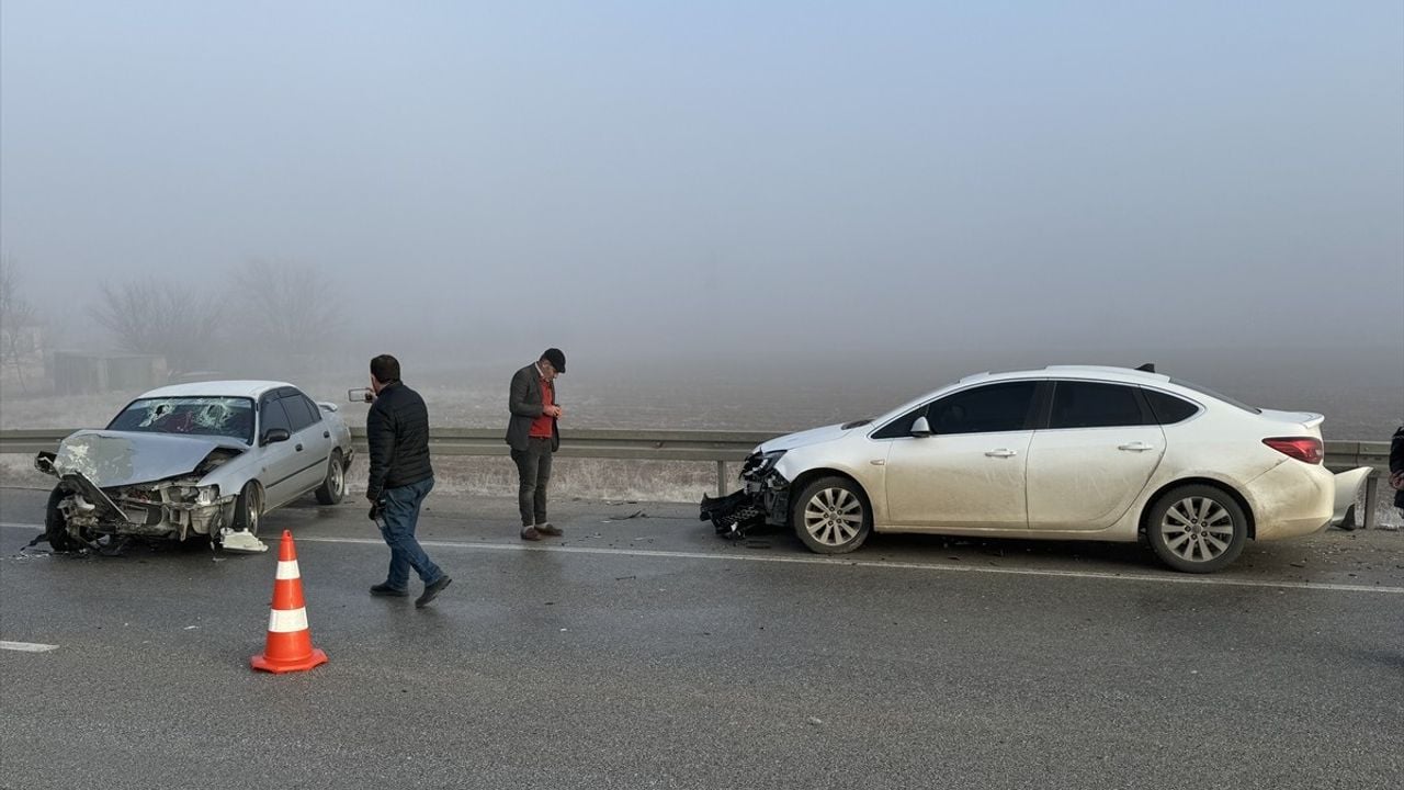 Karaman'da Yoğun Sis ve Buzlanma Nedeniyle Zincirleme Trafik Kazası: 7 Yaralı