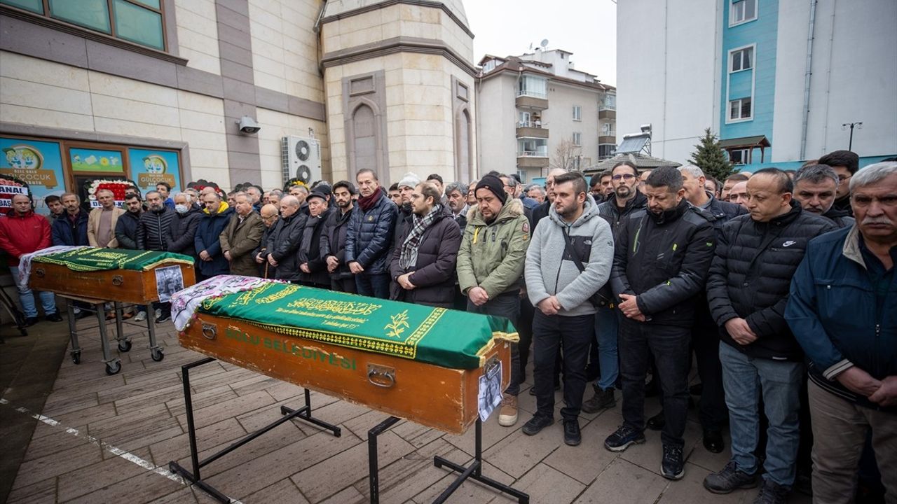 Kartalkaya'daki Yangında Hayatını Kaybeden Anne ve Kızı Son Yolculuğuna Uğurlandı