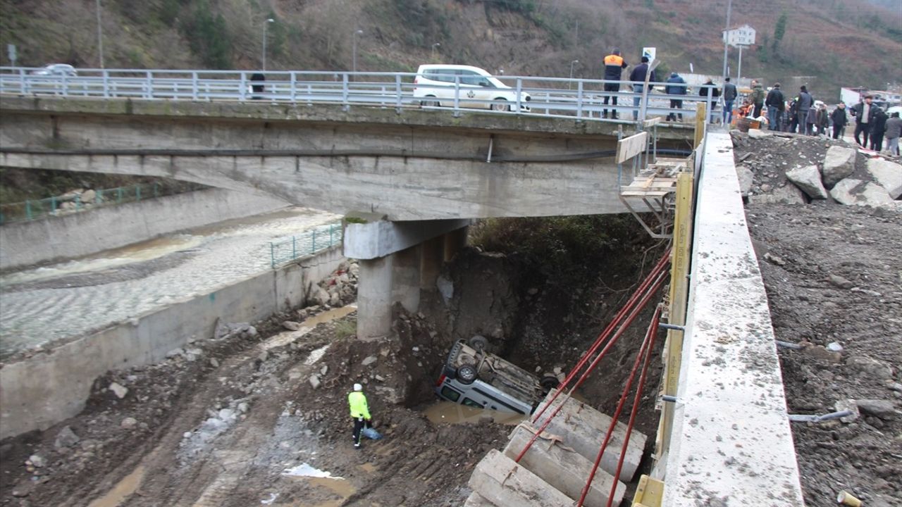 Kastamonu İnebolu'da Köprüden Dereye Devrilen Araçta 3 Kişi Yaralandı