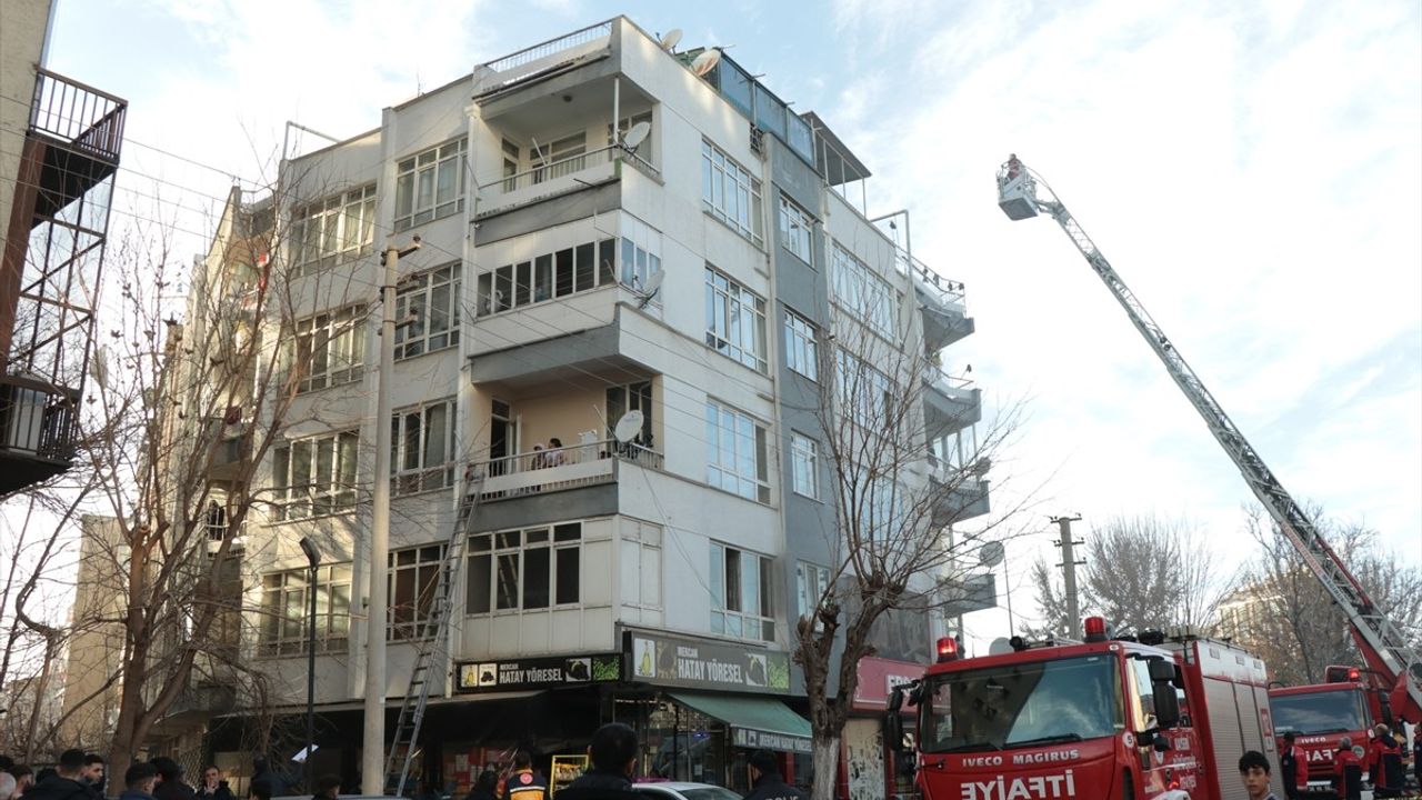 Kayseri'de Apartmanda Çıkan Yangında 11 Kişi Dumandan Etkilendi