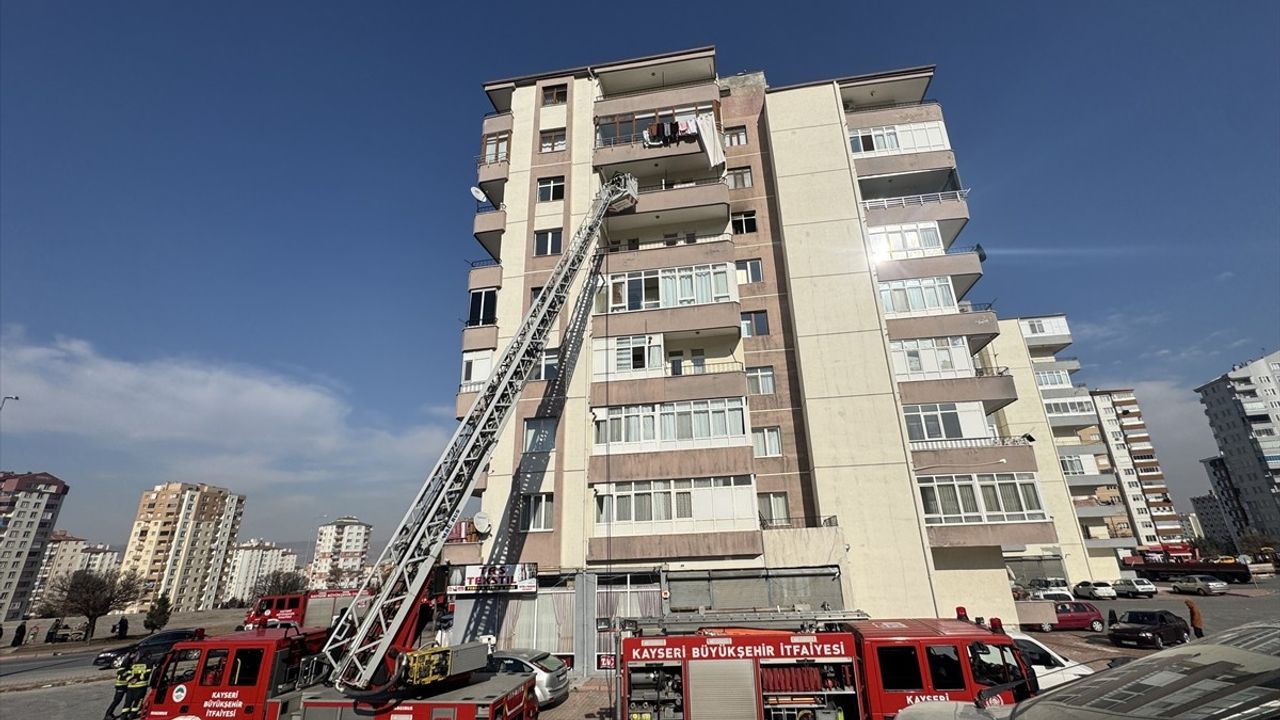 Kayseri'de Apartmanda Yangın: Dumandan Etkilenen Bir Kişi Hastaneye Kaldırıldı