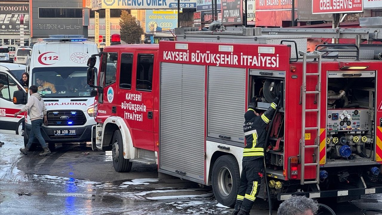 Kayseri'de Oto Tamirhanesinde Çatı Yangını Kontrol Altına Alındı