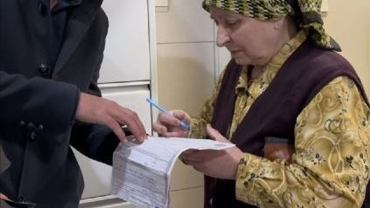 Kayseri Ulaşım AŞ, Düşürülen Cüzdanı 71 Yaşındaki Kadına Teslim Etti