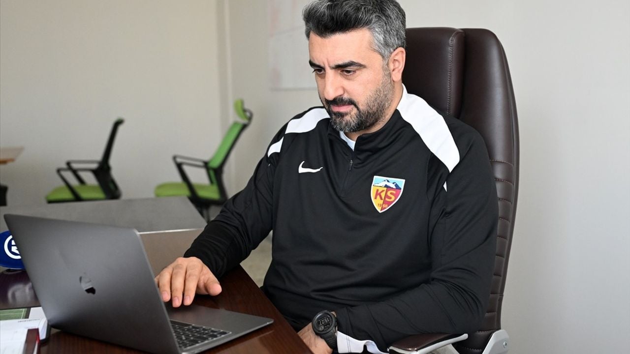 Kayserispor Teknik Direktörü Sinan Kaloğlu, Yılın Kareleri Oylamasına Katıldı