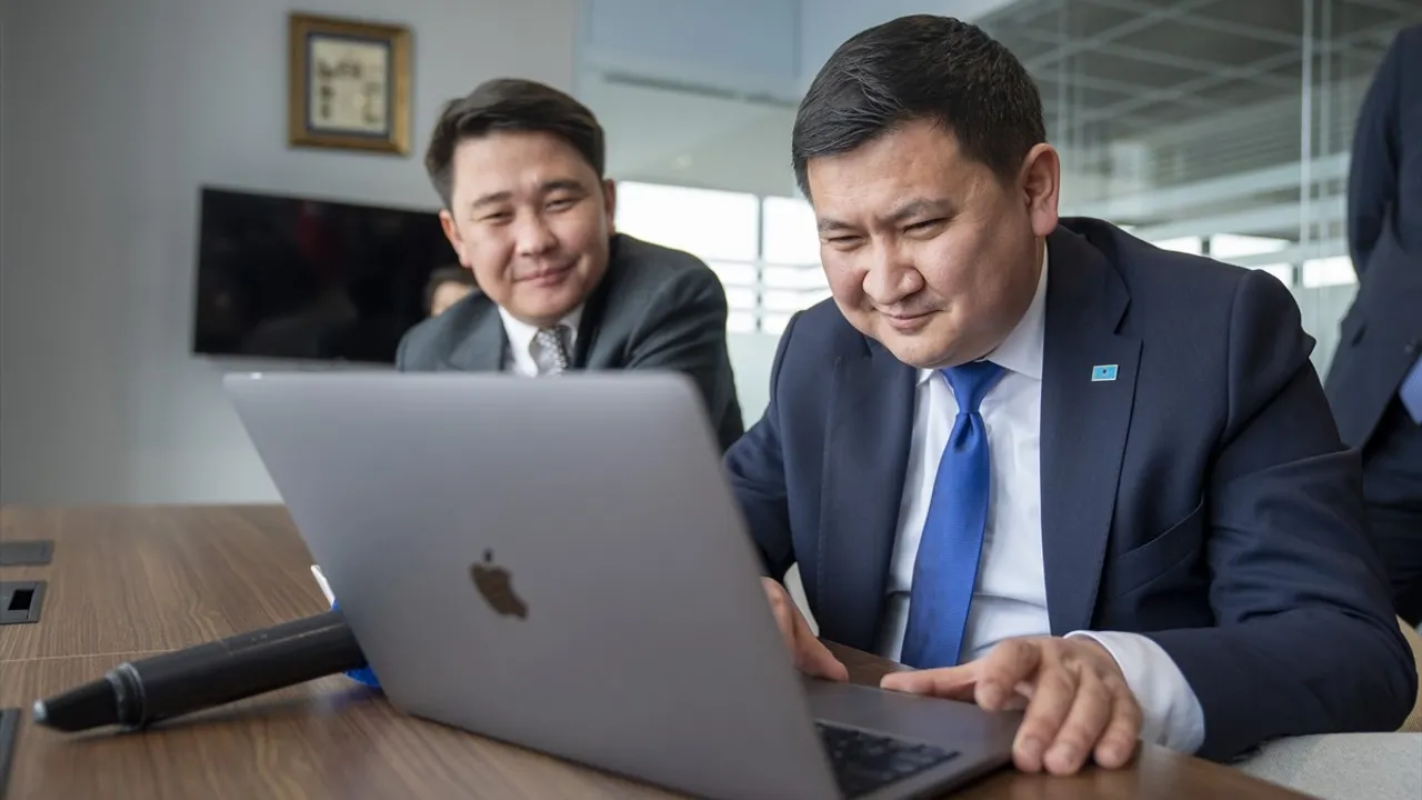 Kazakistan'ın İstanbul Başkonsolosu Amankul, Anadolu Ajansı'nın Yılın Kareleri Oylamasına Katıldı