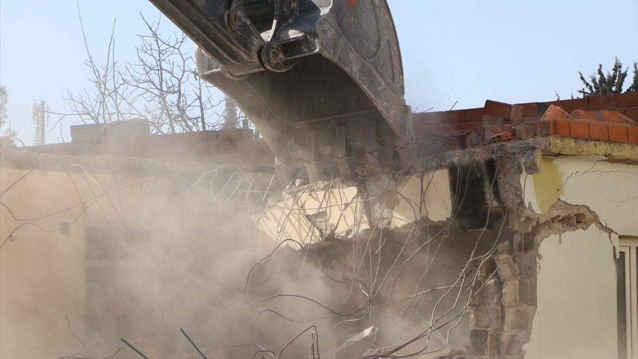 Kilis'te Depremzedeler İçin Hasarlı Binaların Yıkımı Devam Ediyor
