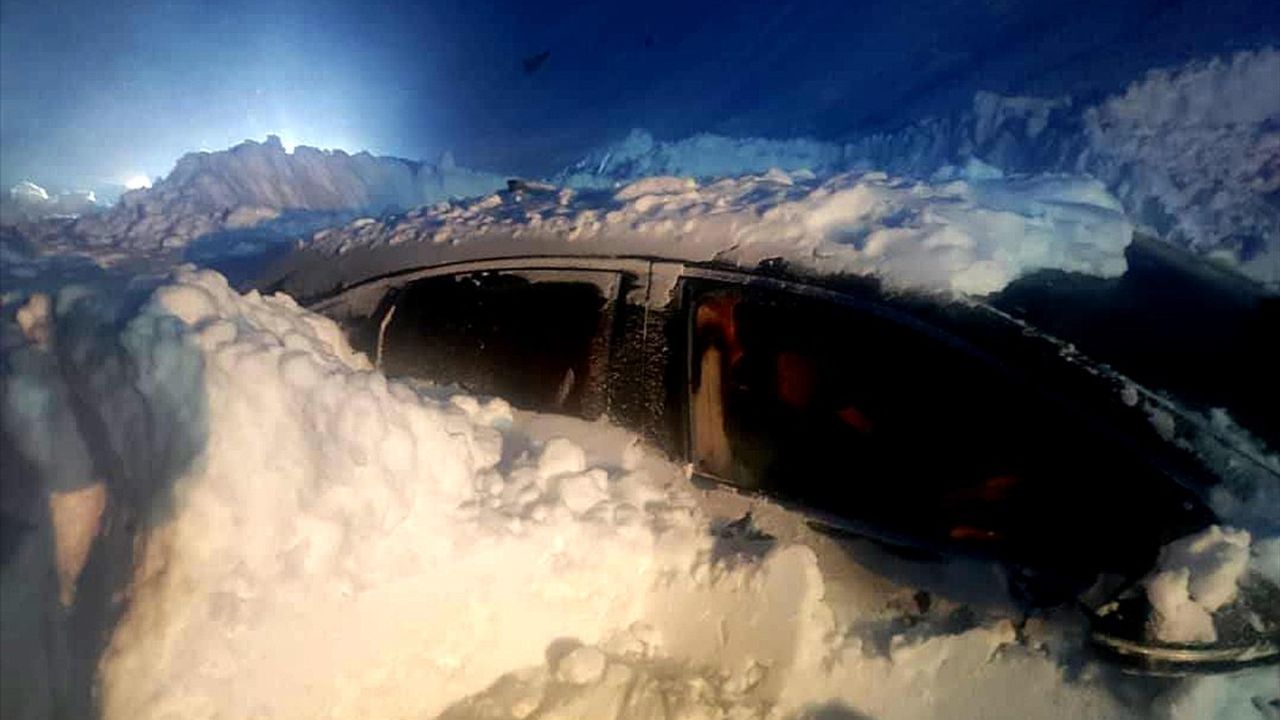 Kırgızistan'da Çığ Altında Kalan Araçlardaki 4 Kişi Kurtarıldı