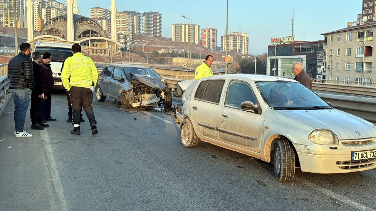 Kırıkkale'de 3 Araçlı Trafik Kazasında 6 Kişi Yaralandı
