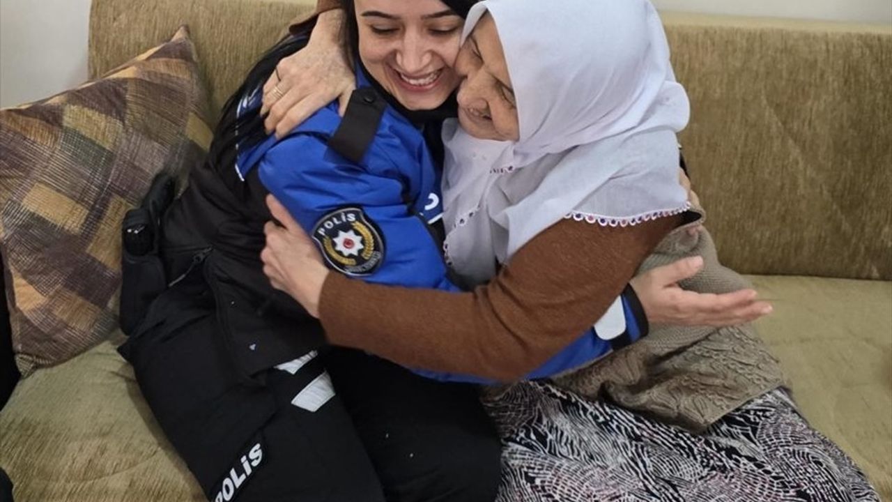 Kırıkkale'de Polislerden 81 Yaşındaki Kadına Doğum Günü Sürprizi