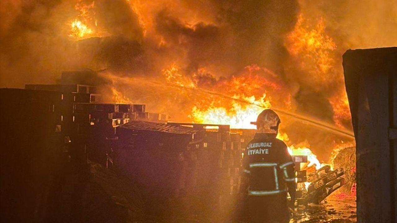 Kırklareli'nde Hurda Deposunda Yangın Kontrol Altına Alındı