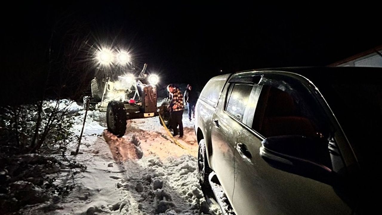 Kırklareli'nde Karlı Yolda Mahsur Kalan 3 Teknisyen Kurtarıldı