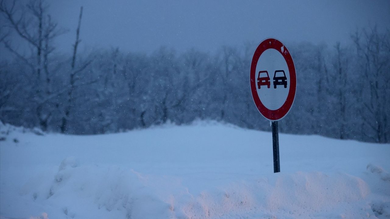 Kırklareli'nin Yüksek Kesimlerinde Kar Yağışı Etkisini Sürdürüyor
