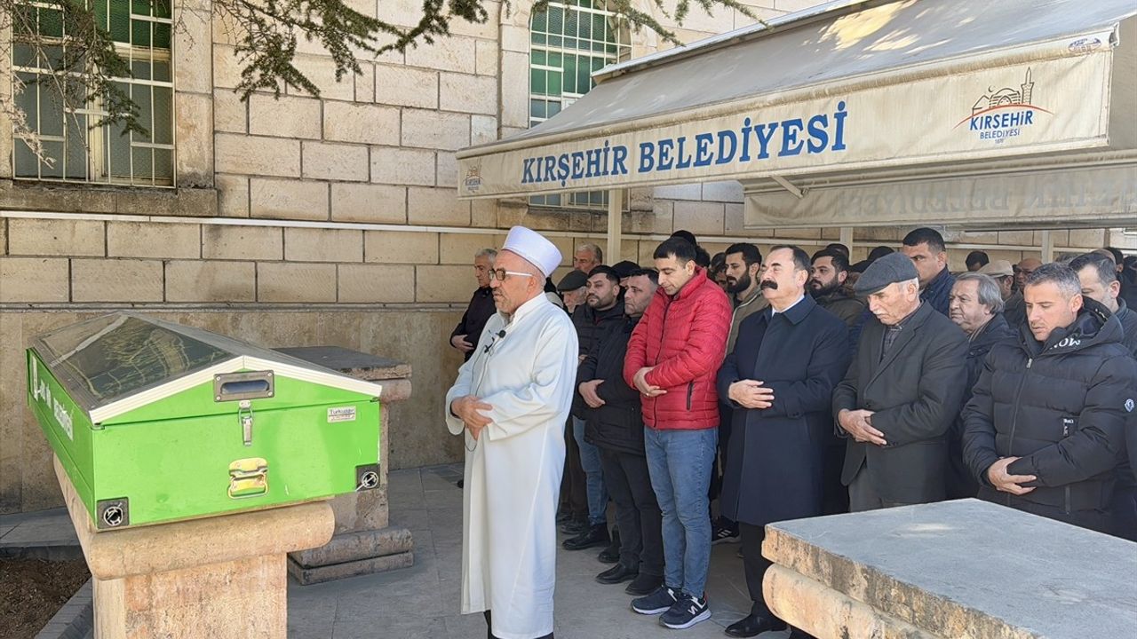 Kırşehir'de İşçi Servisi Kazasında Hayatını Kaybedenlerin Cenazeleri Defnedildi