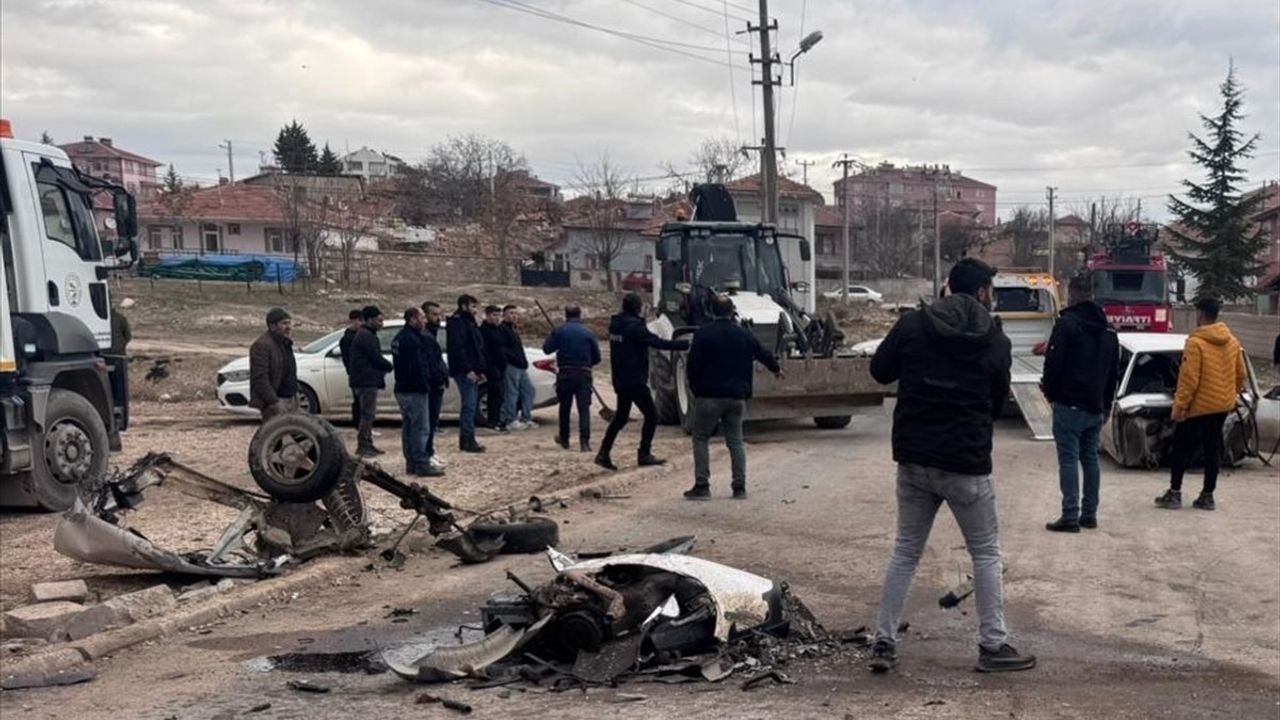 Kırşehir Mucur'da Devrilen Otomobilde Sürücü Ağır Yaralandı