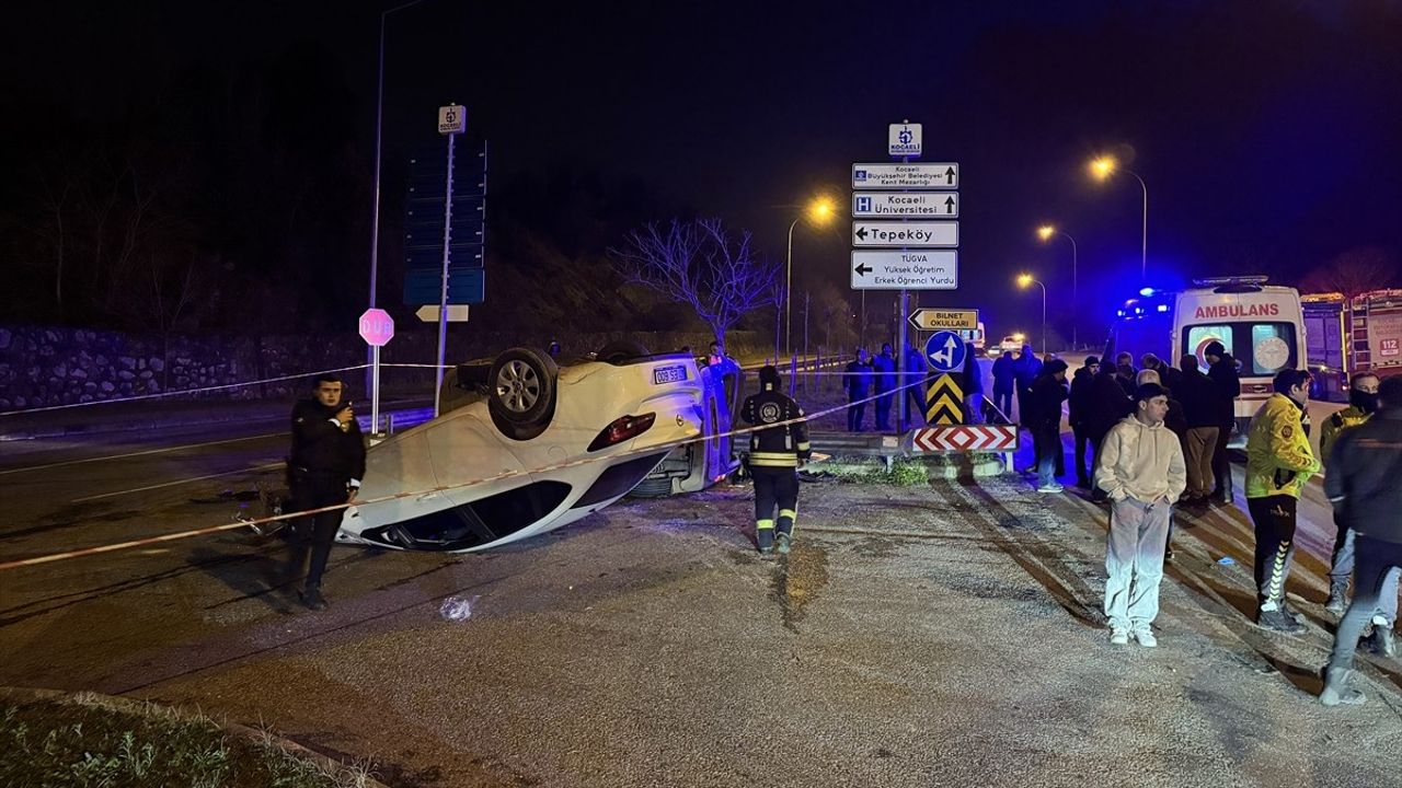 Kocaeli'de Hafif Ticari Araç ile Otomobil Çarpıştı: 4 Yaralı