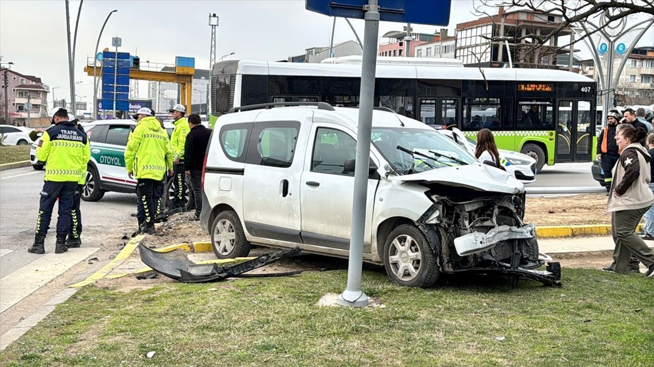 Kocaeli'de Jandarma Trafik Aracı ile Hafif Ticari Araç Çarpıştı: 1 Yaralı