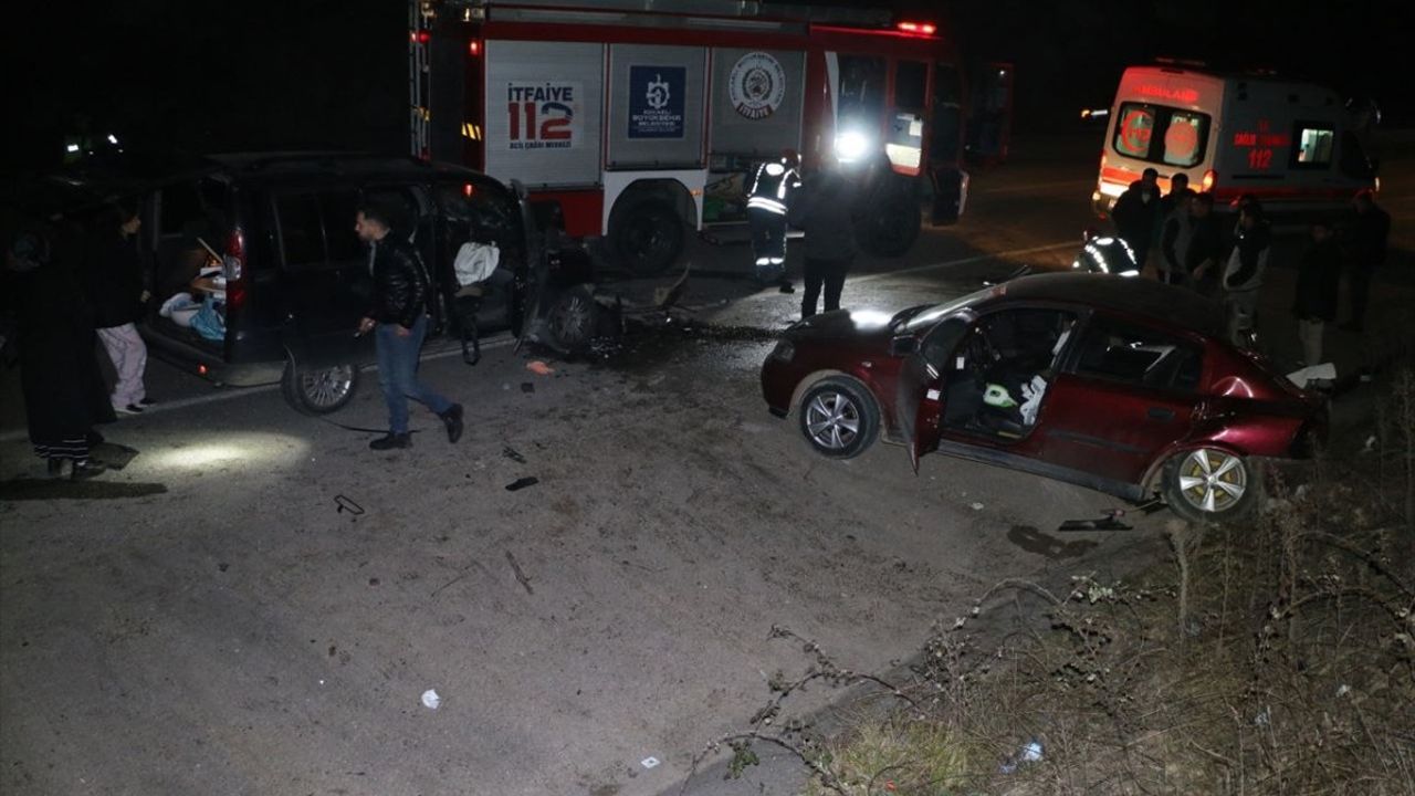 Kocaeli'de Otomobil ile Hafif Ticari Araç Çarpıştı: 7 Yaralı