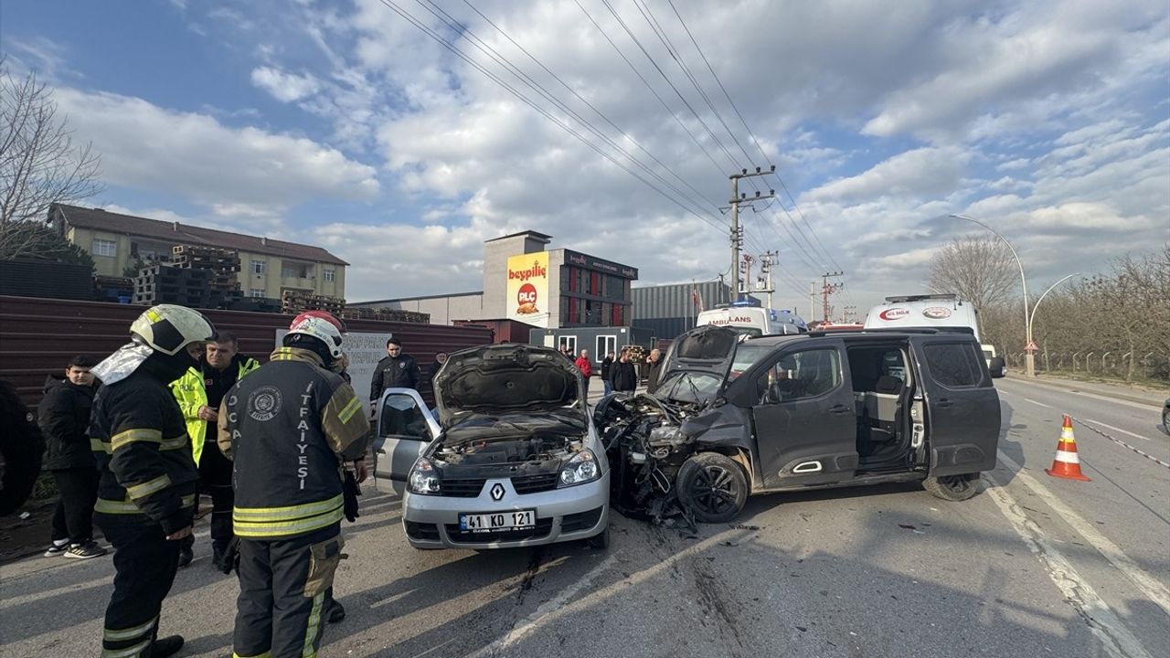 Kocaeli'de Trafik Kazası: Üç Yaralı