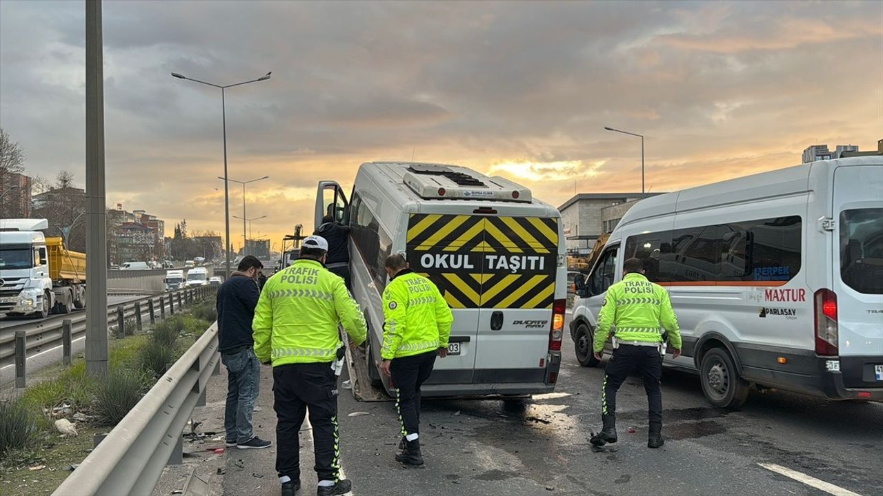 Kocaeli'nde Zincirleme Trafik Kazası: 4 Yaralı