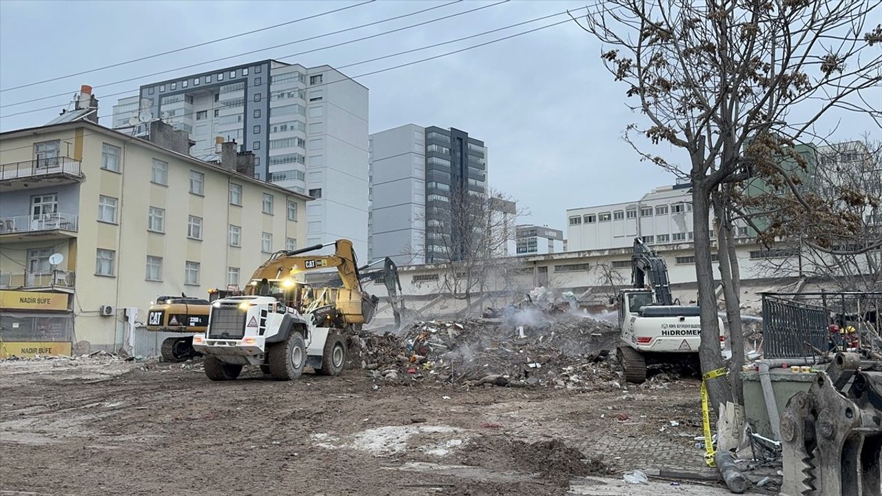 Konya'da Çöken Bina Enkazı Kaldırıldı