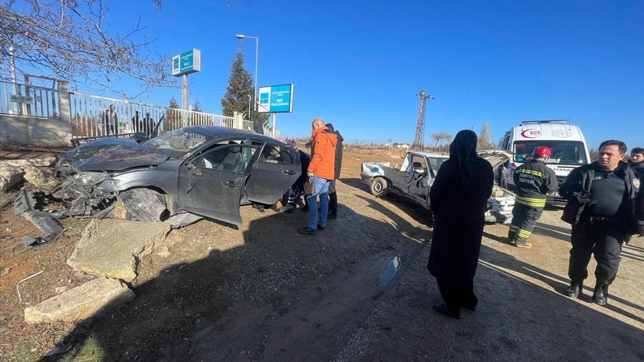 Konya'da Otomobil ile Kamyonet Çarpıştı: 5 Yaralı