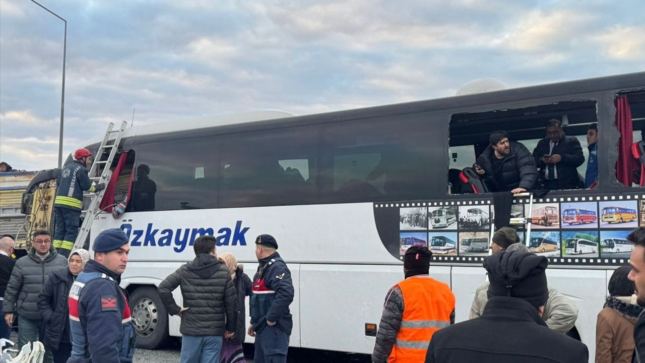 Konya'da Yolcu Otobüsü ve Kamyon Çarpıştı: 2 Kişi Hayatını Kaybetti, 18 Yaralı