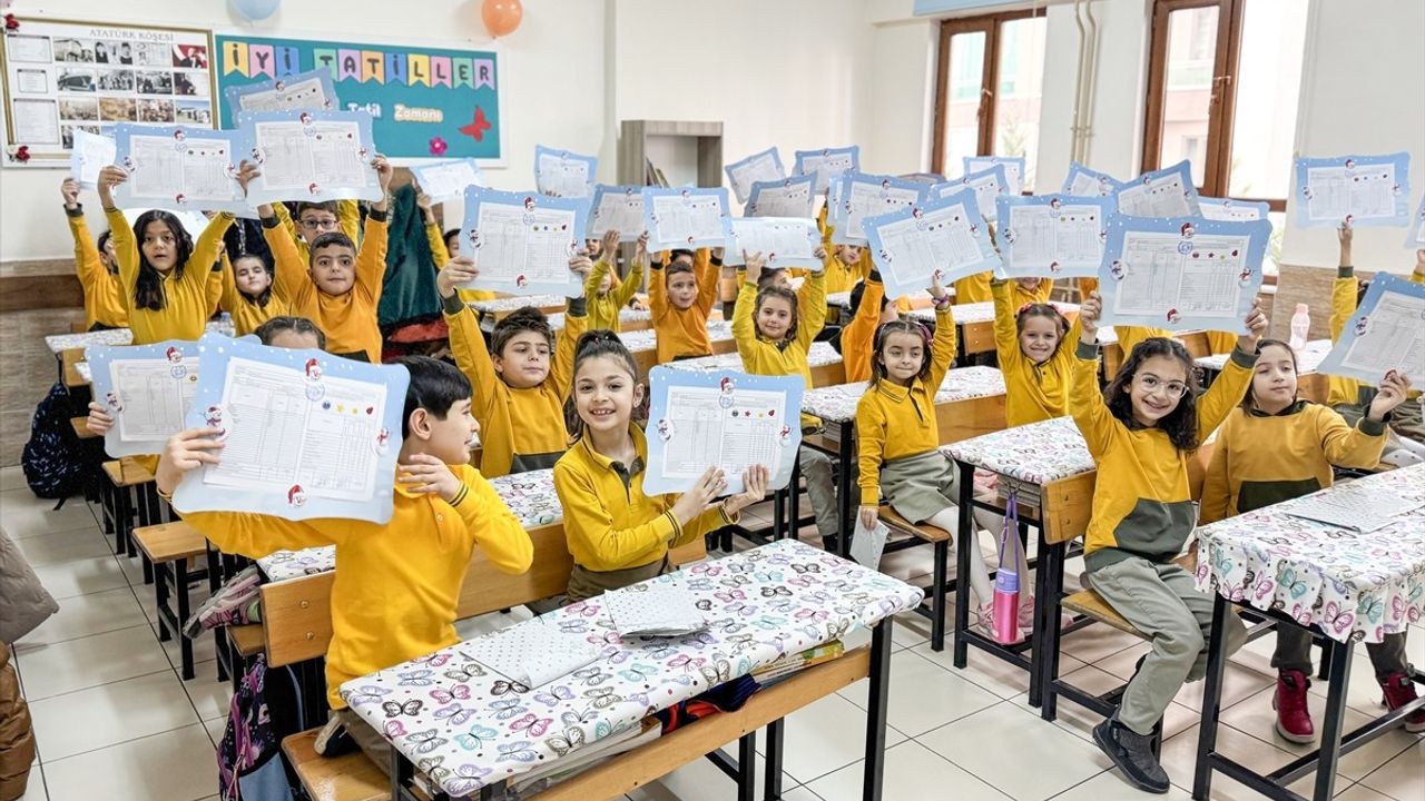 Konya ve Çevresindeki İllerde Öğrenciler Karnelerini Aldı