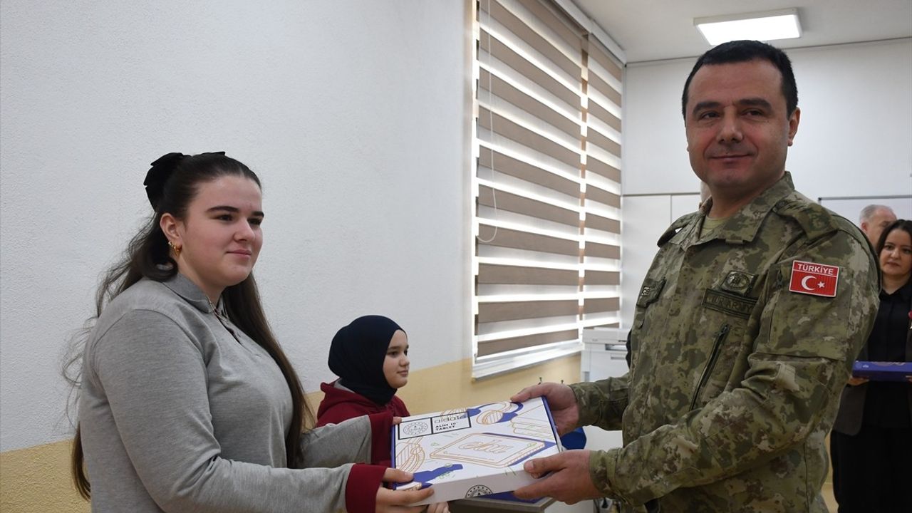 Kosova'nın Mamuşa Belediyesi'nde Öğrencilere Tablet Dağıtıldı