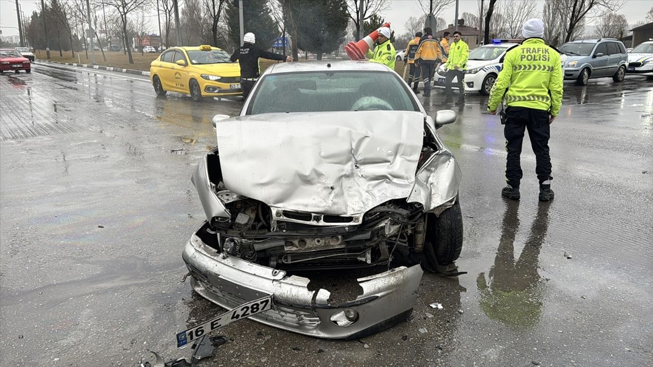 Kütahya'da Otomobil ve Ambulans Çarpıştı: 4 Yaralı