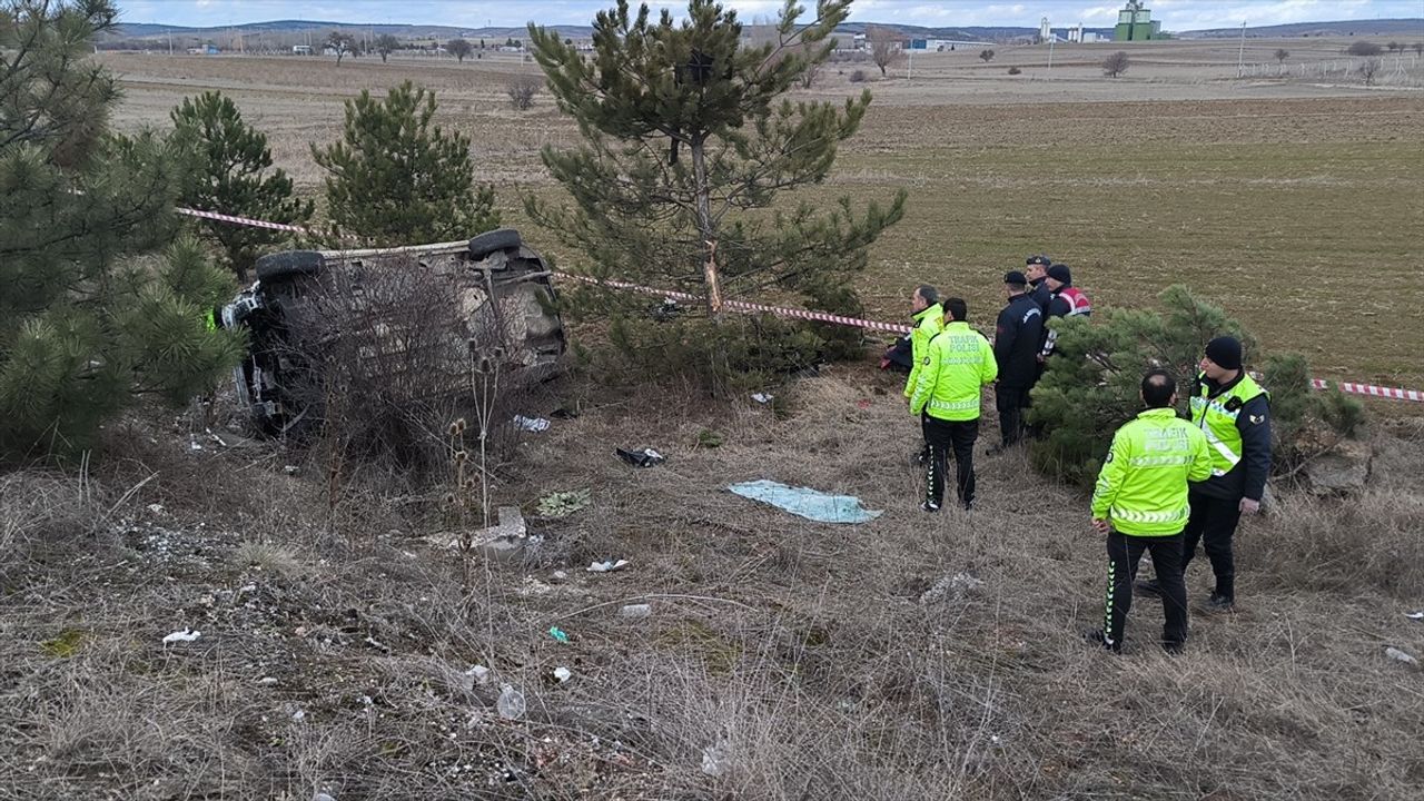 Kütahya'da Şarampole Devrilen Otomobilde 1 Kişi Hayatını Kaybetti, 1 Kişi Yaralandı