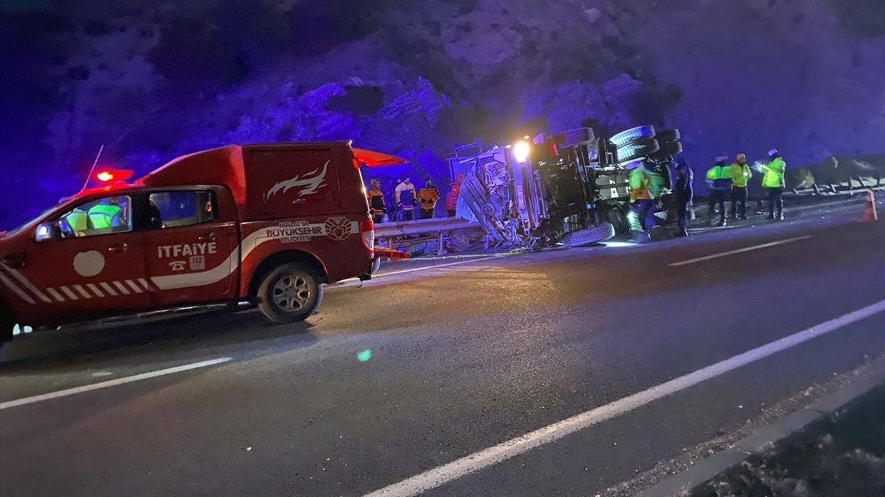 Malatya'da Kamyon Devrildi: 2 Ölü, 1 Yaralı