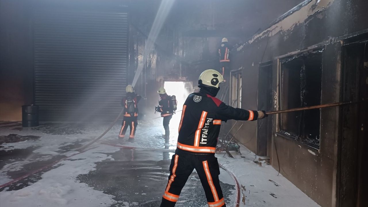 Malatya'daki Perde Fabrikasında Yangın Kontrol Altına Alındı