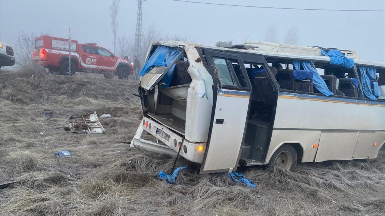 Malatya Doğanşehir'de İşçi Servisi Devrildi: 17 Yaralı