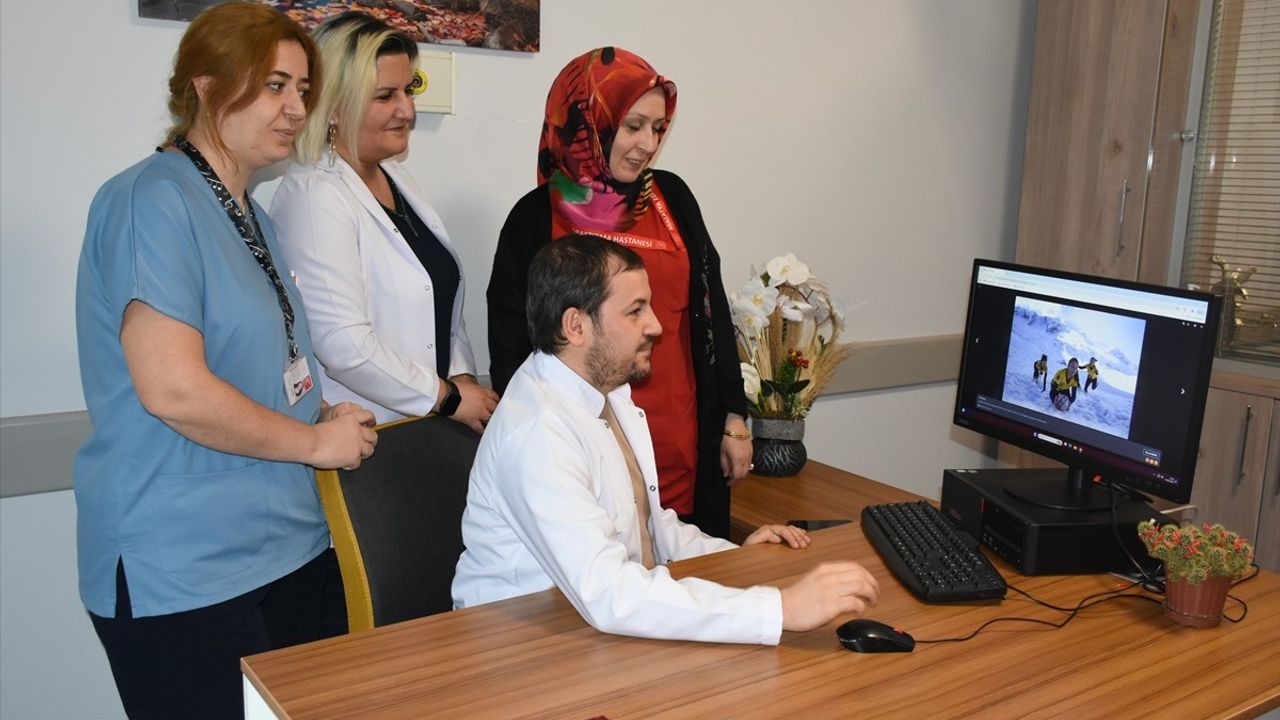 Malatya Eğitim ve Araştırma Hastanesi Sağlık Çalışanları, AA 'Yılın Kareleri' Oylamasına Katıldı