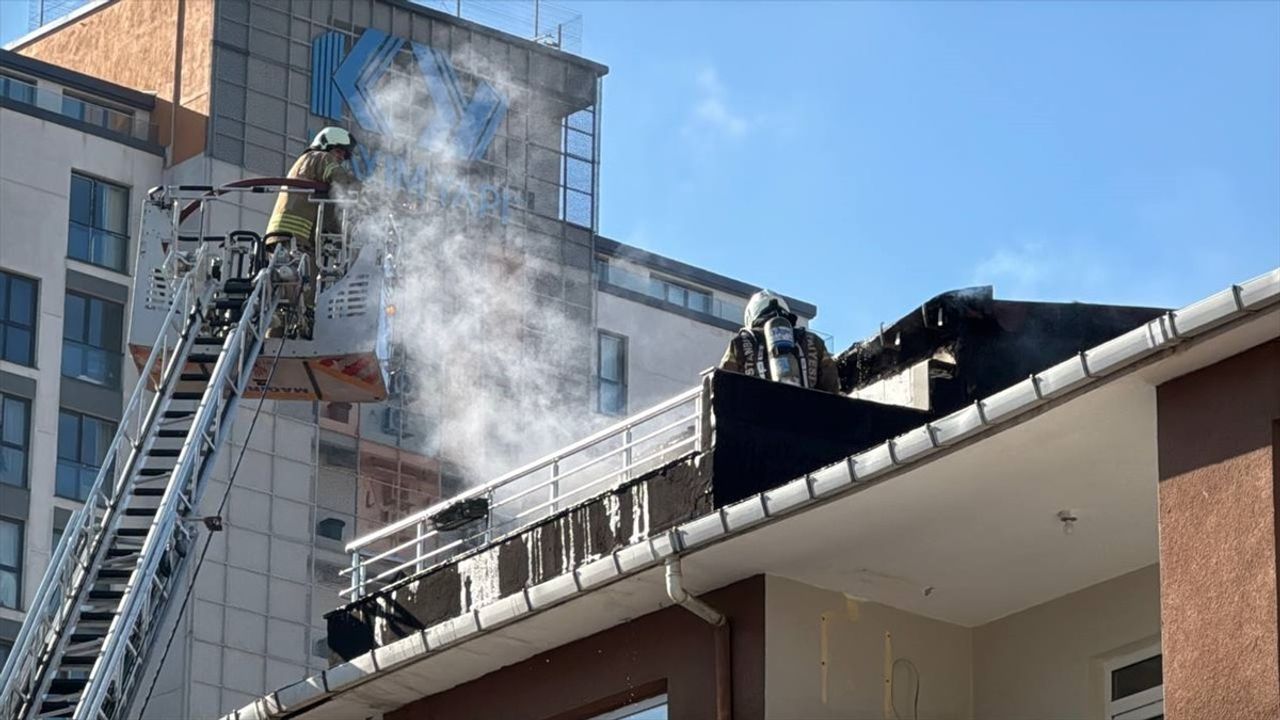 Maltepe'de Çatı Katında Yangın: Yaralı Kadın Hastanede Hayatını Kaybetti