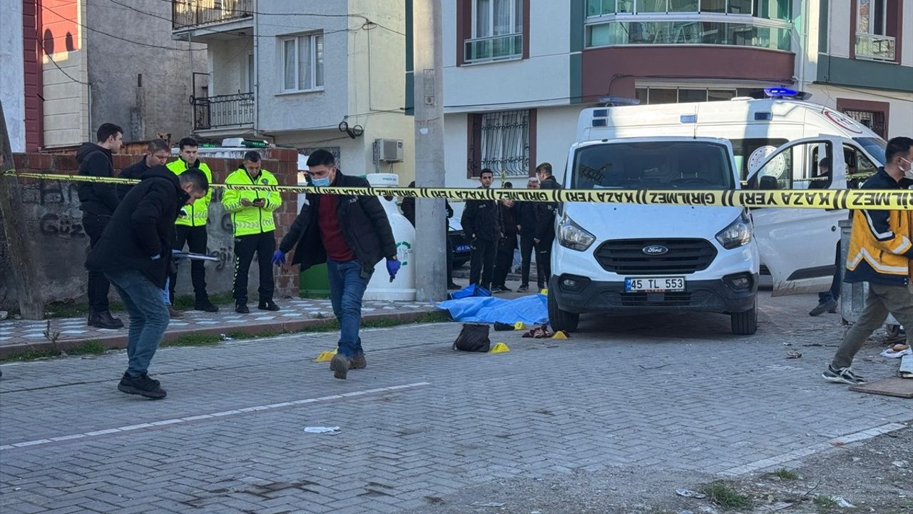 Manisa'nın Akhisar İlçesinde Panelvan Minibüsün Çarptığı Yaşlı Kadın Hayatını Kaybetti