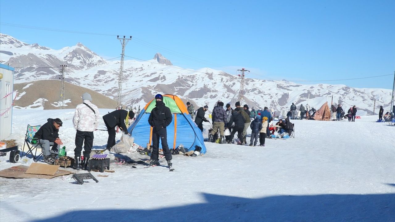 Mergabütan Kayak Merkezi'nde Yoğun Kış Turizmi: Aileler Kayak Keyfi Yaşıyor