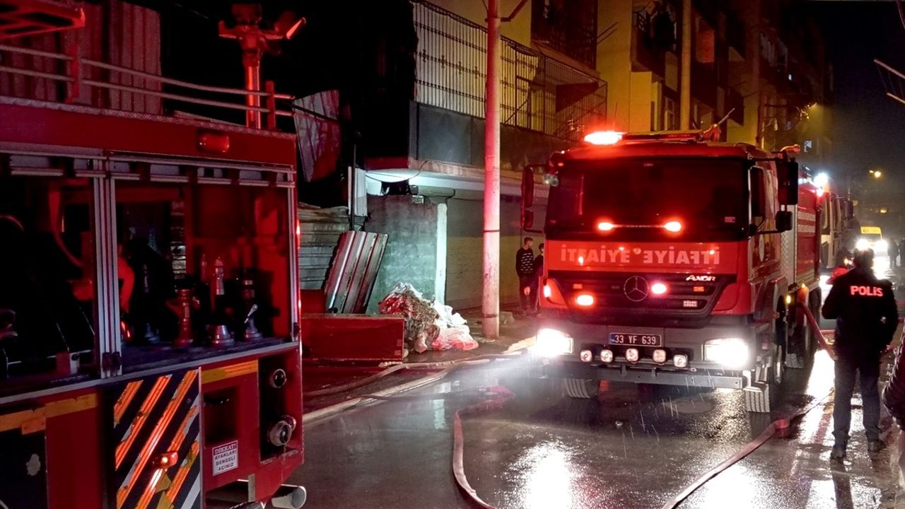 Mersin'de Çuval Deposunda Yangın Çıktı