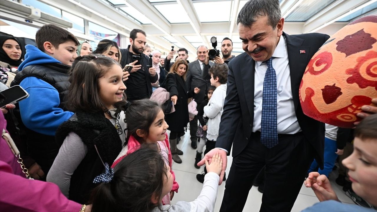 Milli Eğitim Bakanı Tekin, Çocuklarla 'Rafadan Tayfa' Filmini İzledi