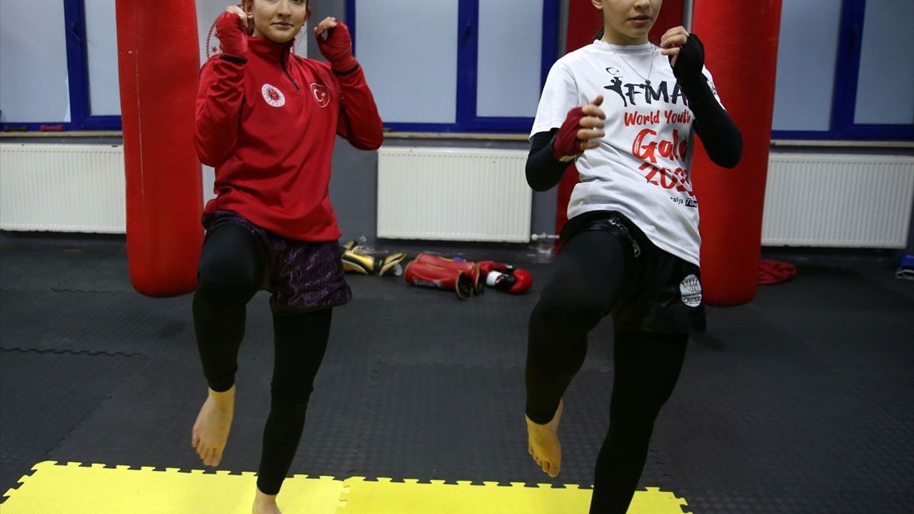 Muaythai ve Kick Boks Şampiyonları Gamze ve Özlem Korkmaz, İslami Dayanışma Oyunları'na Hazırlanıyor