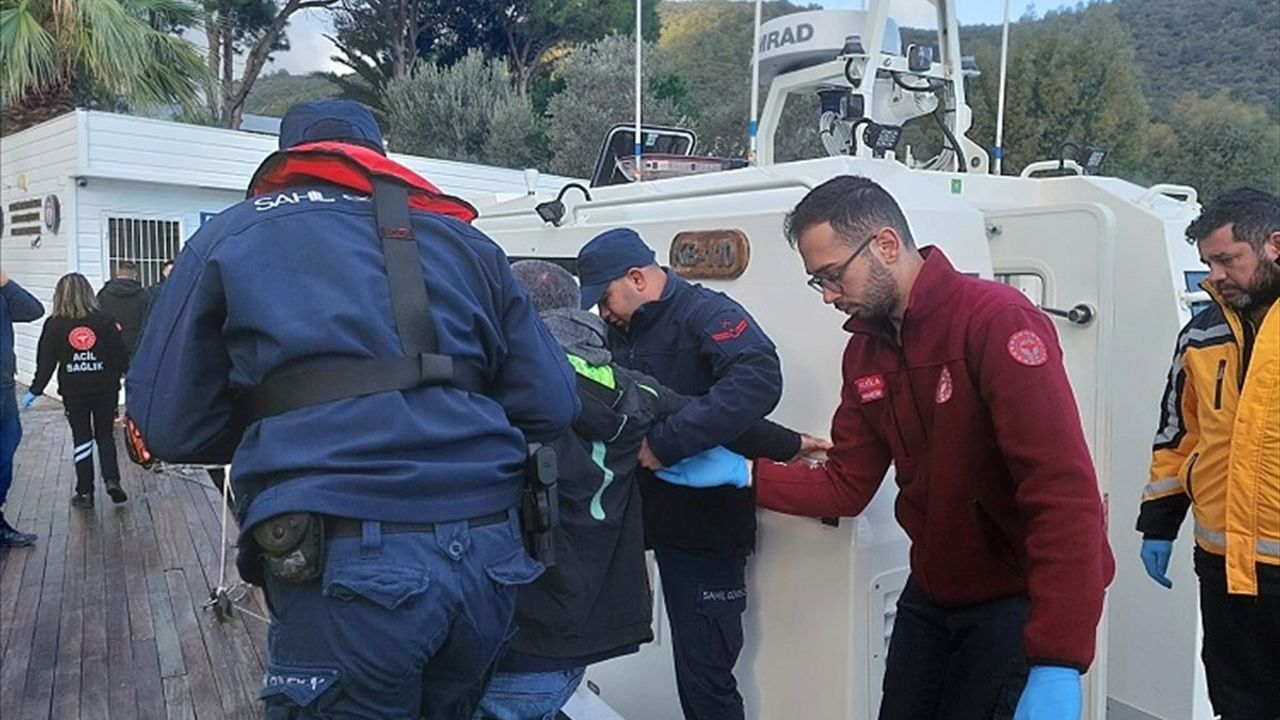 Muğla Açıklarında Denizde Rahatsızlanan İki Kişiye Tıbbi Tahliye