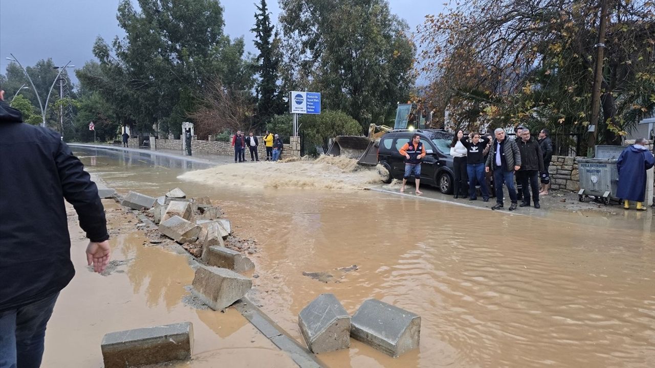 Muğla Datça'da Sağanak Yağış Hayatı Olumsuz Etkiliyor