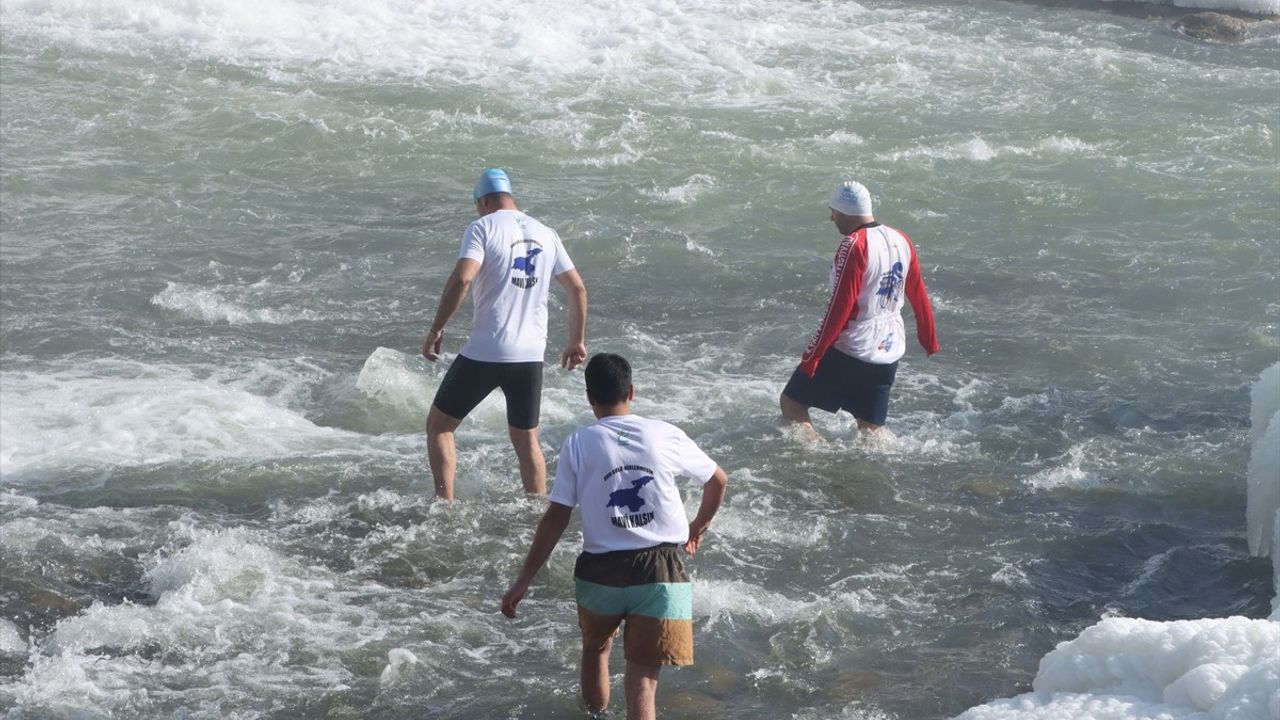 Muradiye Şelalesi'nde Soğuk Havada Yüzme Etkinliği Gerçekleşti
