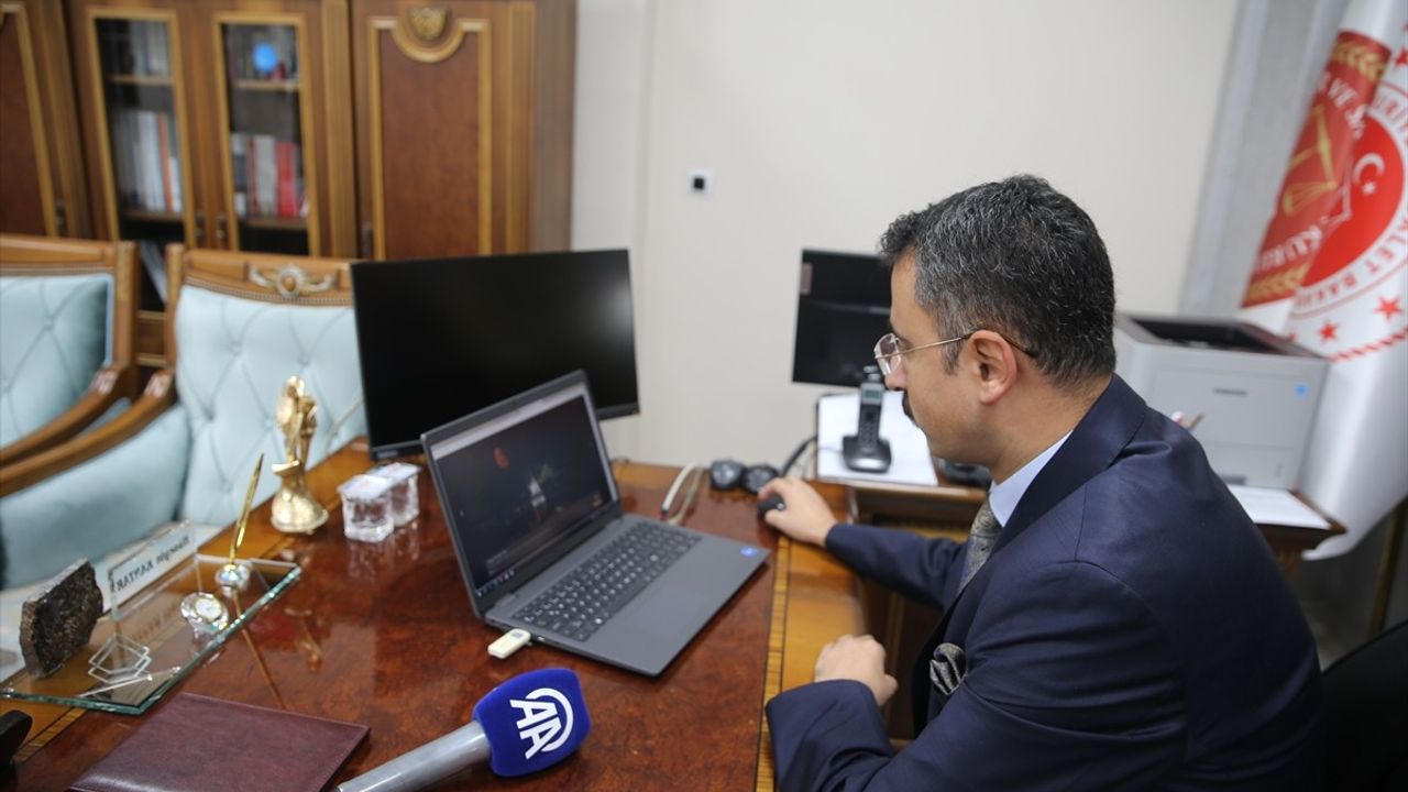 Muş Cumhuriyet Başsavcısı Hüseyin Kantar, Anadolu Ajansı'nın Yılın Kareleri Oylamasına Katıldı