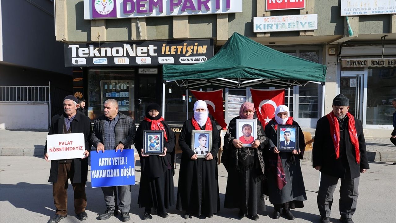 Muş'ta Aileler, Çocukları İçin 'Evlat Nöbeti'ni Sürdürüyor