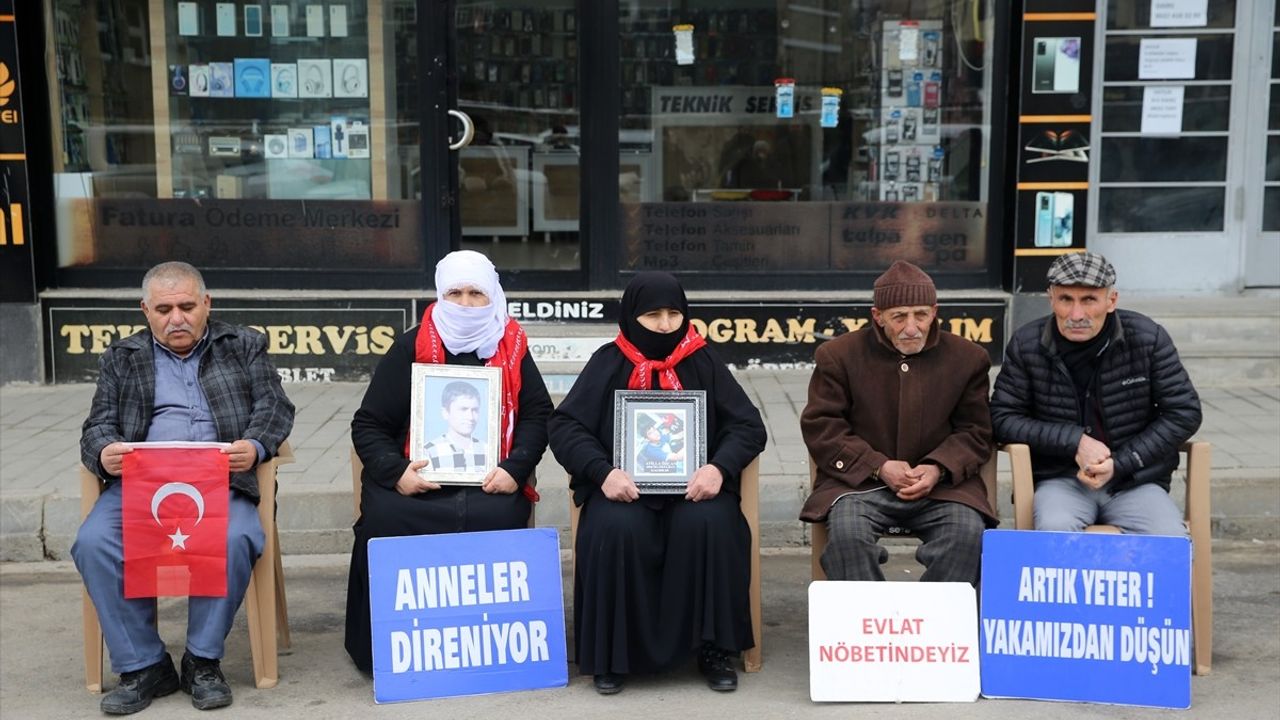 Muş'ta Evlat Nöbeti: Aileler DEM Parti Önünde Eylemde